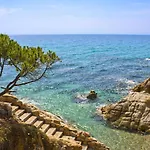 Апартаменти Seafront Views In *